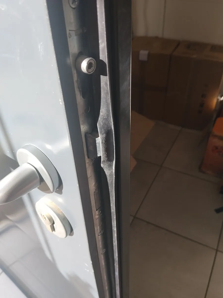 Chant d'une porte équipée d'une serrure multipoint