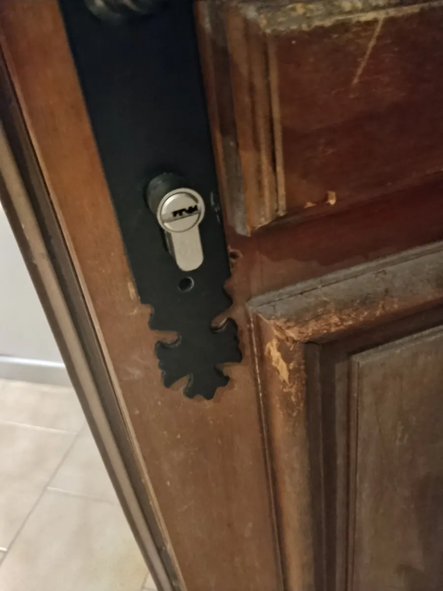 Cylindre de serrure sur une porte d'entrée en bois