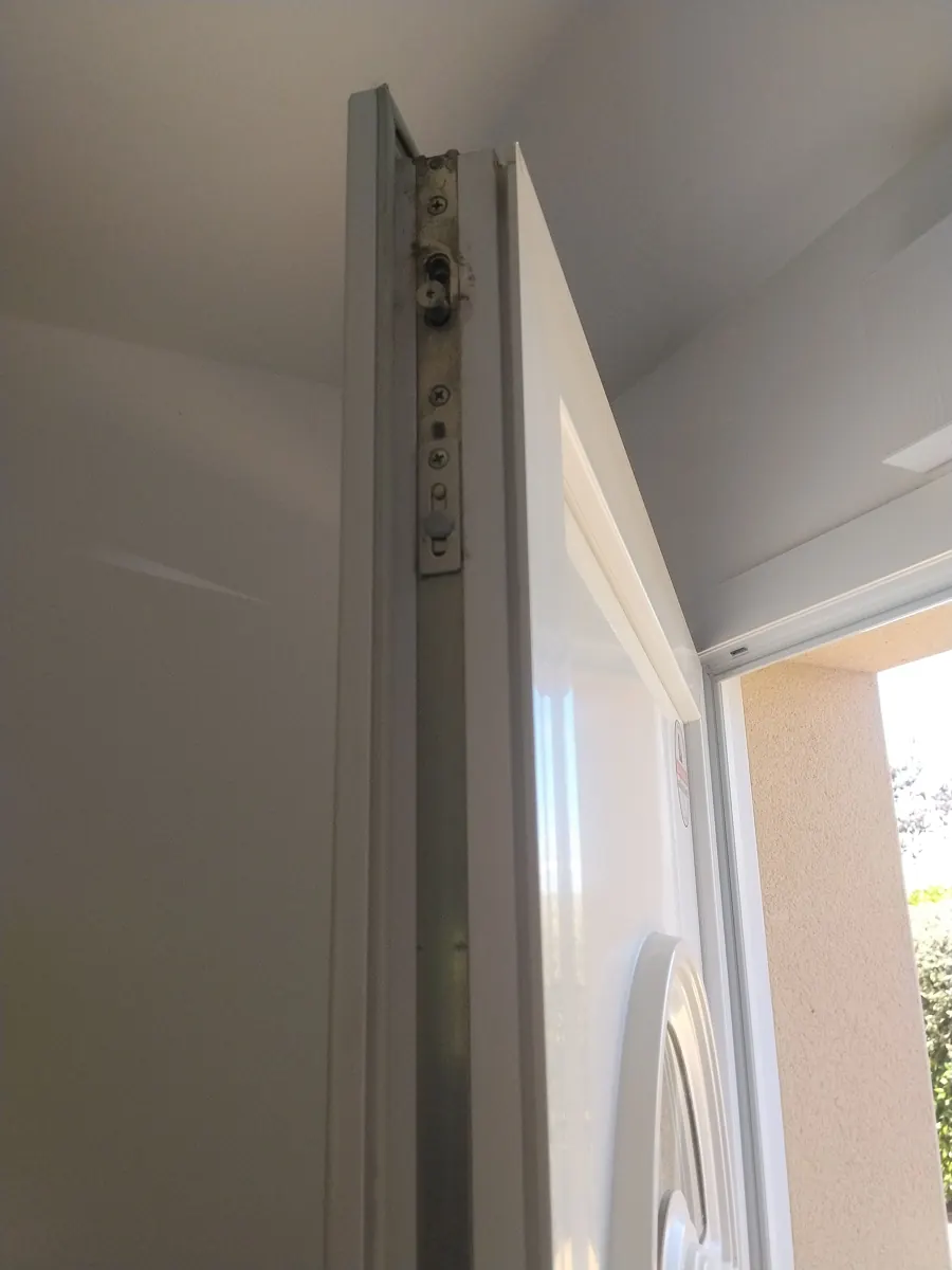 Gâche de serrure multipoint sur le chant d'une porte
