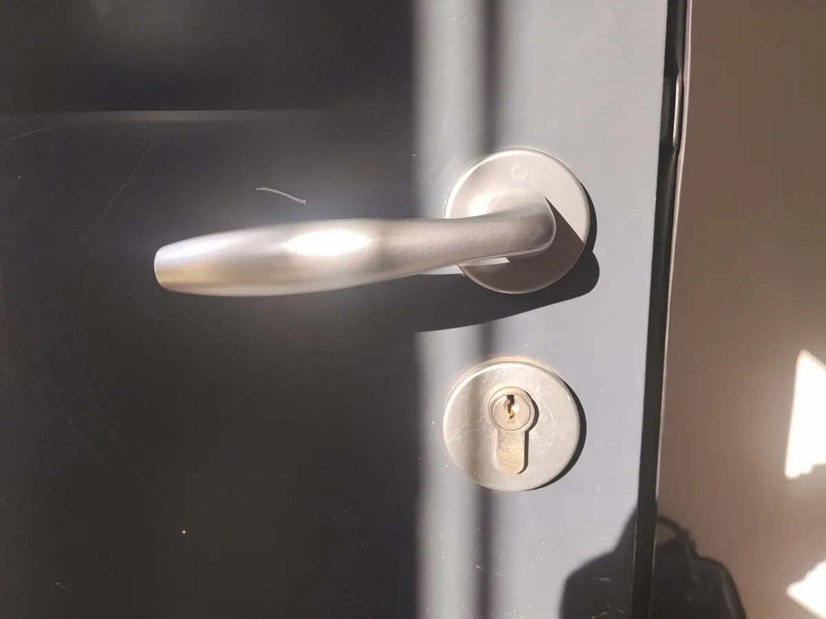 Poignée et cylindre posés sur une porte d'entrée