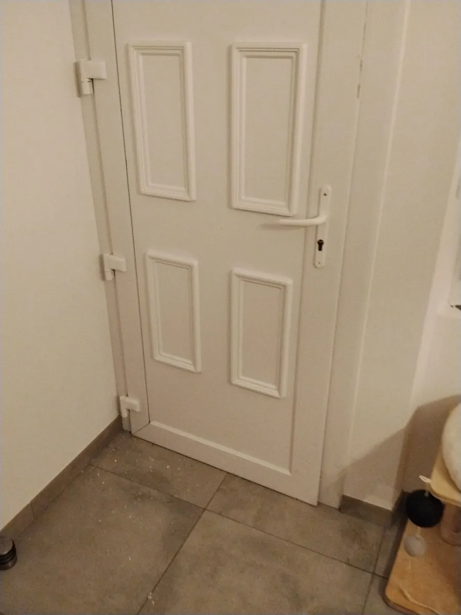 Une porte d'entrée remise en place et fermée