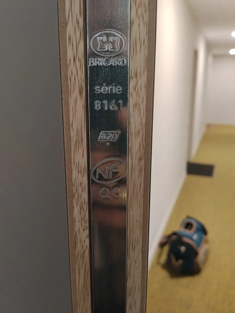 Serrure Bricard certifiée A2P posée sur le chant d'une porte
