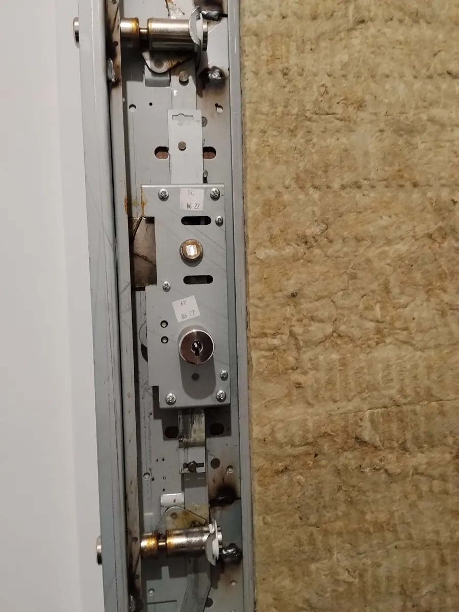 Serrure multipoint dans une porte en acier