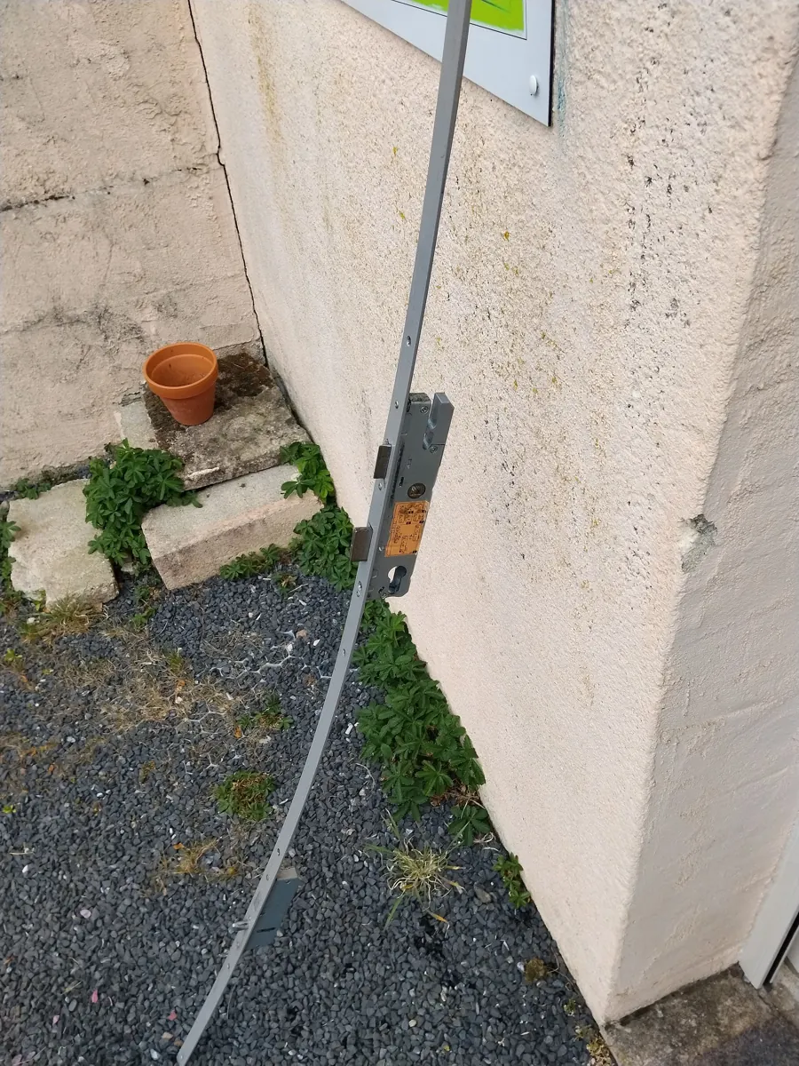 Tringle de serrure multipoint arrachée après une tentative d'effraction