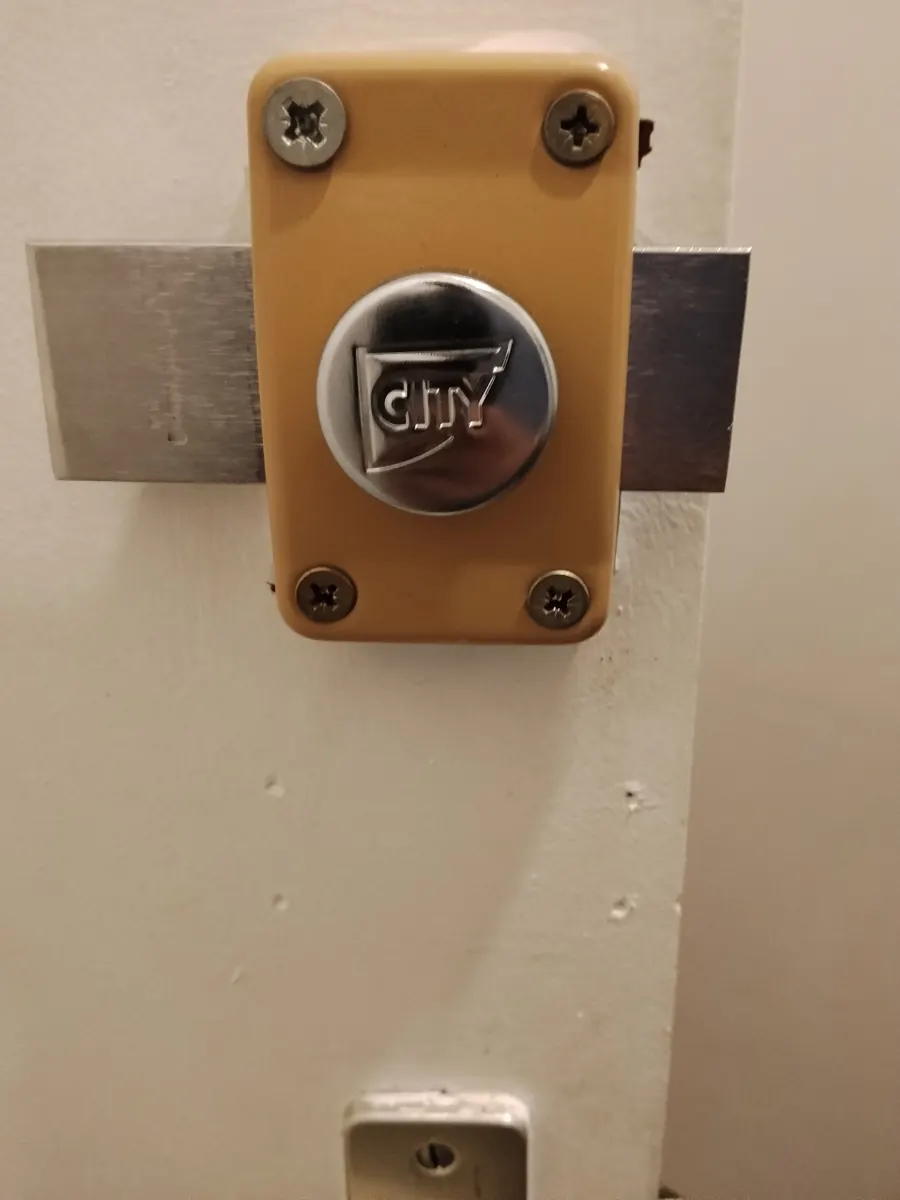 Verrou en applique posé sur une porte d'entrée